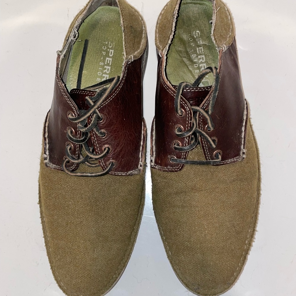 Men’s Sperry Top siders.